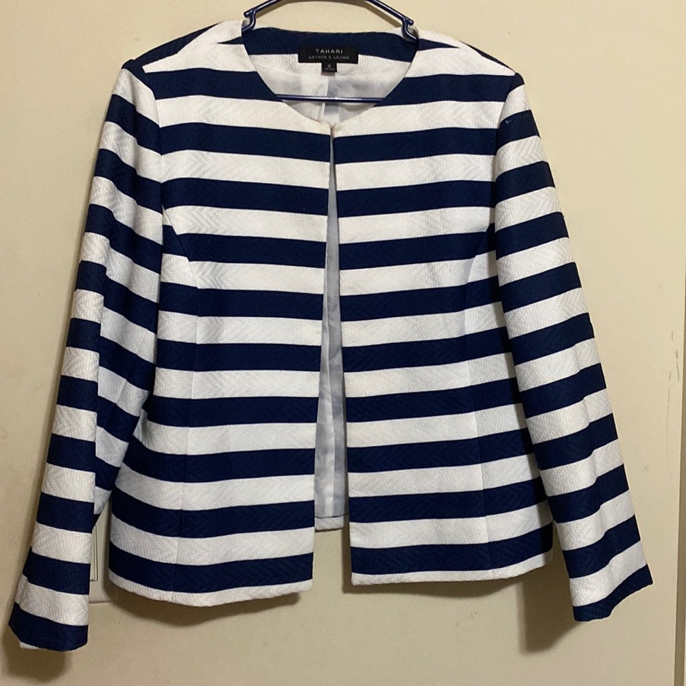 Tahari size 18 Arthur S. Levine blazer in the color white and navy blue.